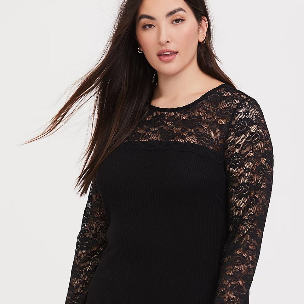 BLACK LACE YOKE TOP
